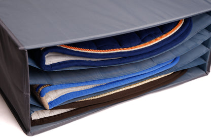Praktische Schabrackenbox von ROSS KANI befüllt mit mehreren Sattelpads – übersichtliche und platzsparende Aufbewahrung für Reitsportzubehör.