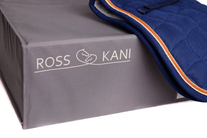 ROSS KANI Schabrackenbox in Grau mit aufliegender navyblauer Schabracke – hochwertige Aufbewahrungslösung für Reitzubehör mit elegantem Logo und praktischem Design.