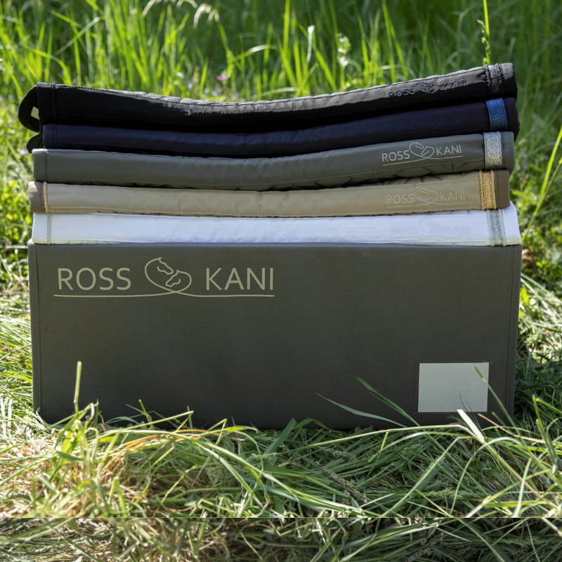ROSS KANI Aufbewahrungsbox für 5 Schabracken – wasserfestes Polyester mit Sichtfenster und Klettverschluss auf einer Wiese.