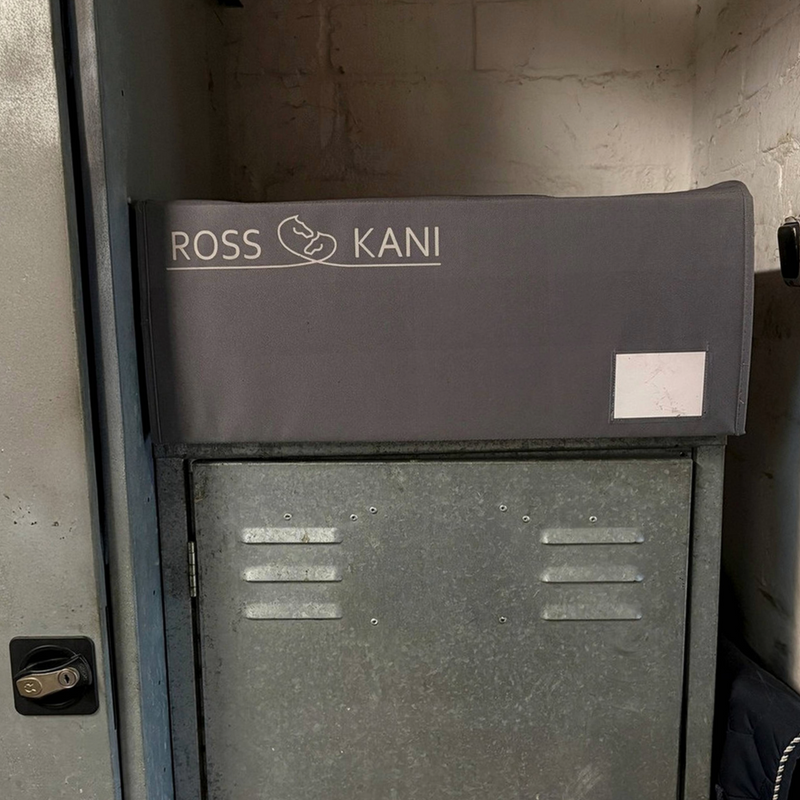 Stabile ROSS KANI Aufbewahrungsbox für 5 Schabracken auf dem Spind in der Sattelkammer - Schutz vor Staub und Schmutz der Schabracken.