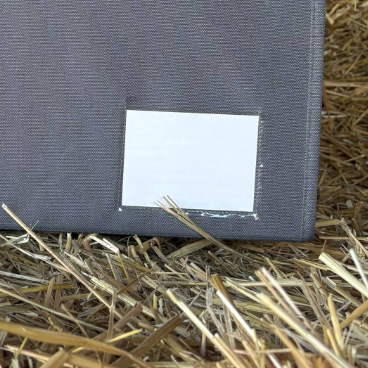 Detailaufnahme des Beschriftungsfensters an der ROSS KANI Schabracken-Aufbewahrungsbox – geschütztes Fenster zum Beschriften der Box.
