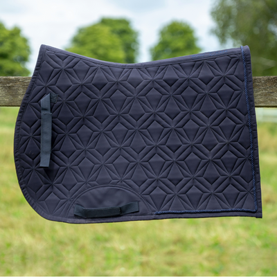 Dunkelblaue ROSS KANI Classic Spring-Schabracke mit geometrischer Diamant-Steppung und Kordel-Einfassung