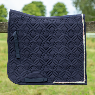 Dunkelblaue ROSS KANI ClassicDressur-Schabracke mit geometrischer Diamant-Steppung und zweifarbiger Kordel-Einfassung