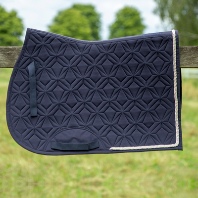 Dunkelblaue ROSS KANI Classic Spring-Schabracke mit geometrischer Diamant-Steppung und zweifarbiger Kordel-Einfassung