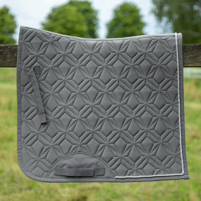 Graue ROSS KANI Classic Dressurschabracke mit Diamant-Steppung und silberner Kordel
