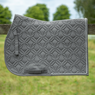Graue ROSS KANI Classic Springschabracke mit Diamant-Steppung und silberner Kordel