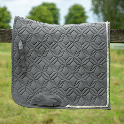 Graue ROSS KANI Classic Dressur-Schabracke mit Diamant Steppung und rosa-grüner Kordel