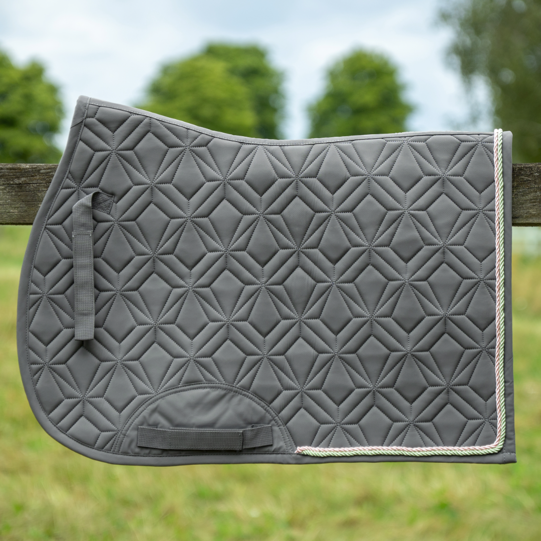 Graue ROSS KANI Classic Spring-Schabracke mit geometrischer Diamant-Steppung und zweifarbiger Kordel-Einfassung