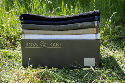 Stabile ROSS KANI Aufbewahrungsbox für 5 Schabracken – ideal zur ordentlichen Lagerung und zum Schutz hochwertiger Reitutensilien.