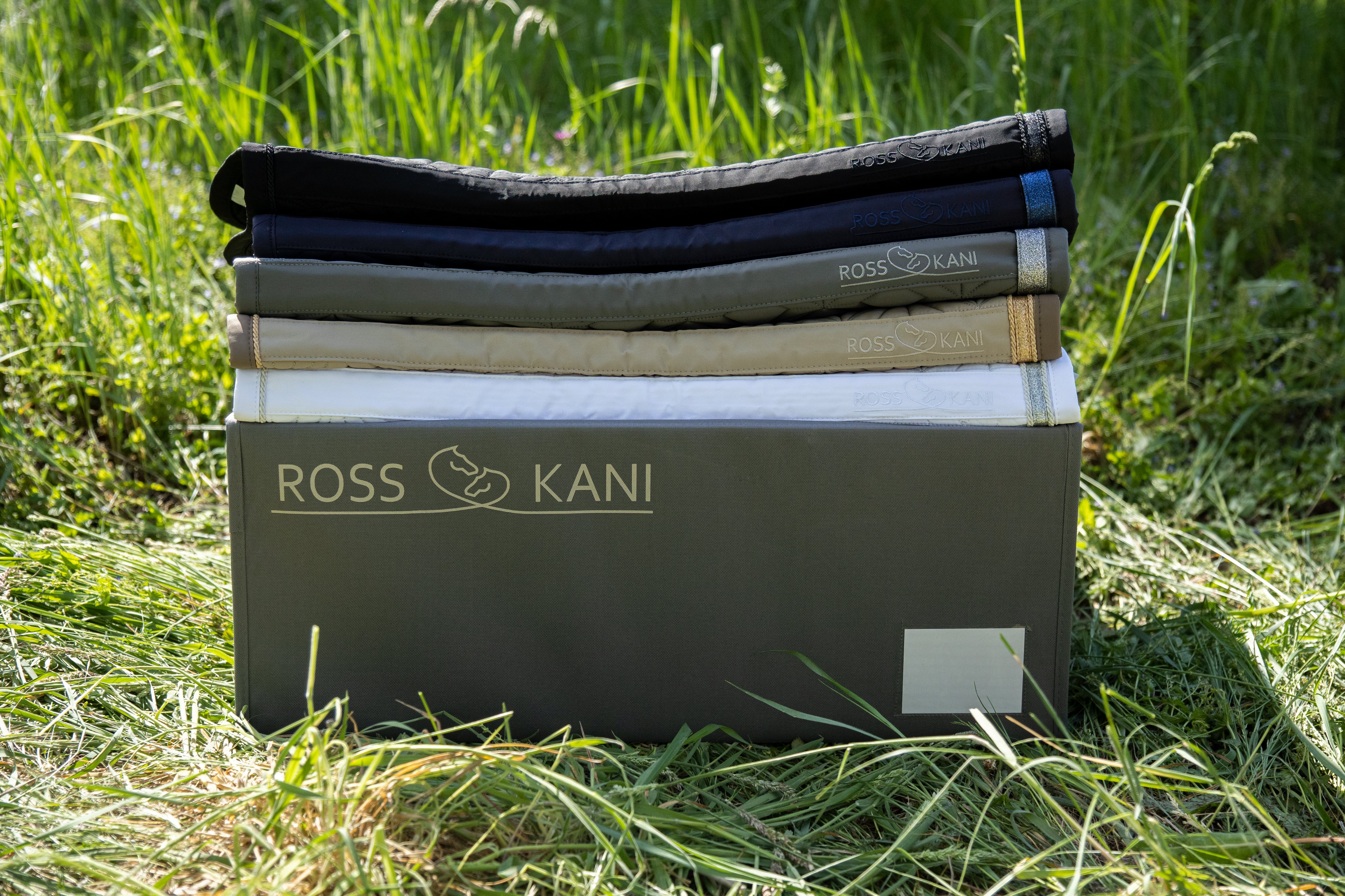 Stabile ROSS KANI Aufbewahrungsbox für 5 Schabracken – ideal zur ordentlichen Lagerung und zum Schutz hochwertiger Reitutensilien.