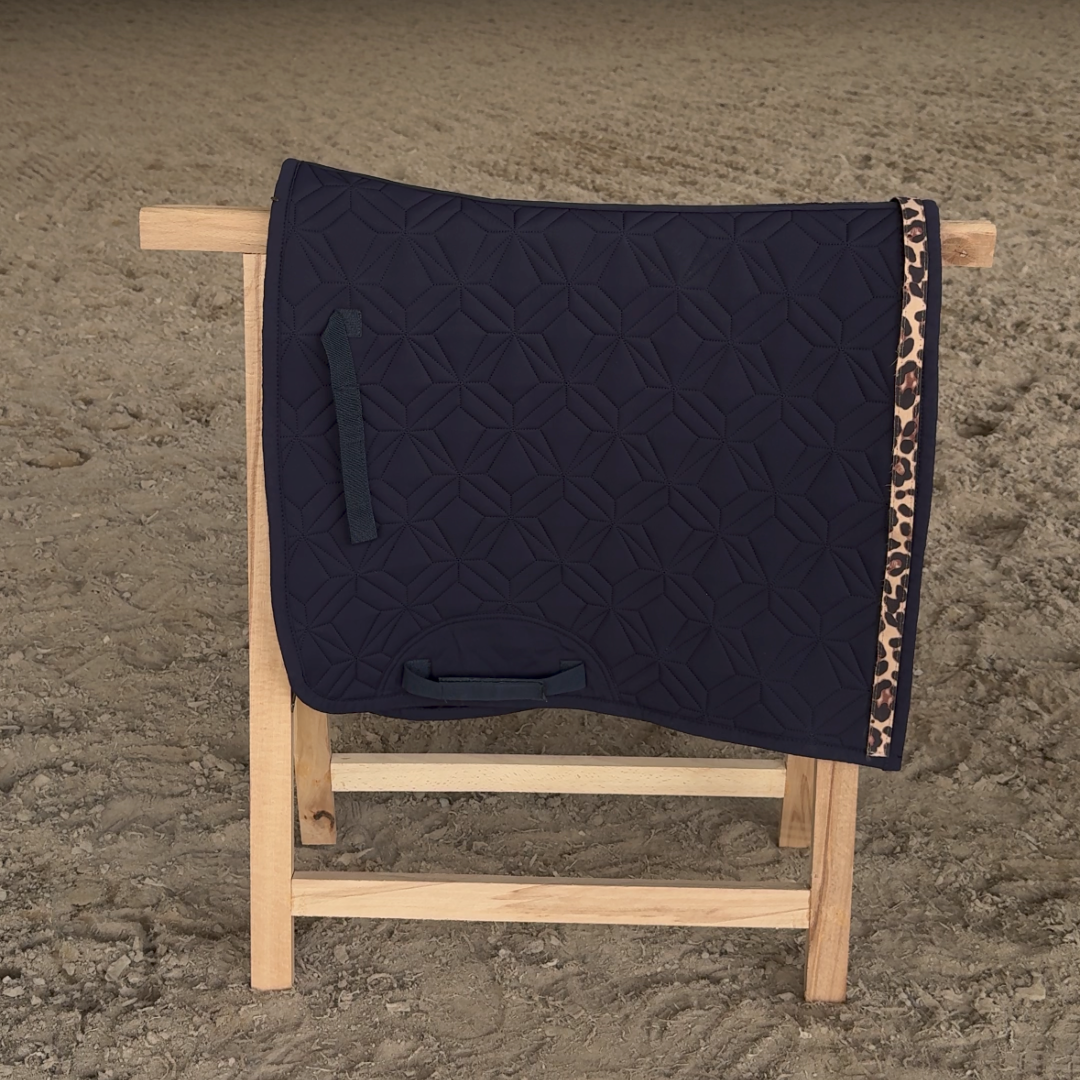 Blaue ROSS KANI Dressur-Schabracke mit Diamant Steppung und austauschbarem Klettband in Leomuster beige.