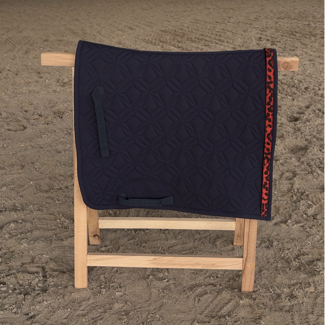 Blaue ROSS KANI Dressur-Schabracke mit Diamant Steppung und austauschbarem Klettband in orangefarbenem Leomuster
