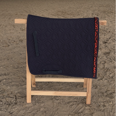 Blaue ROSS KANI Dressur-Schabracke mit Diamant Steppung und austauschbarem Klettband in orangefarbenem Leomuster