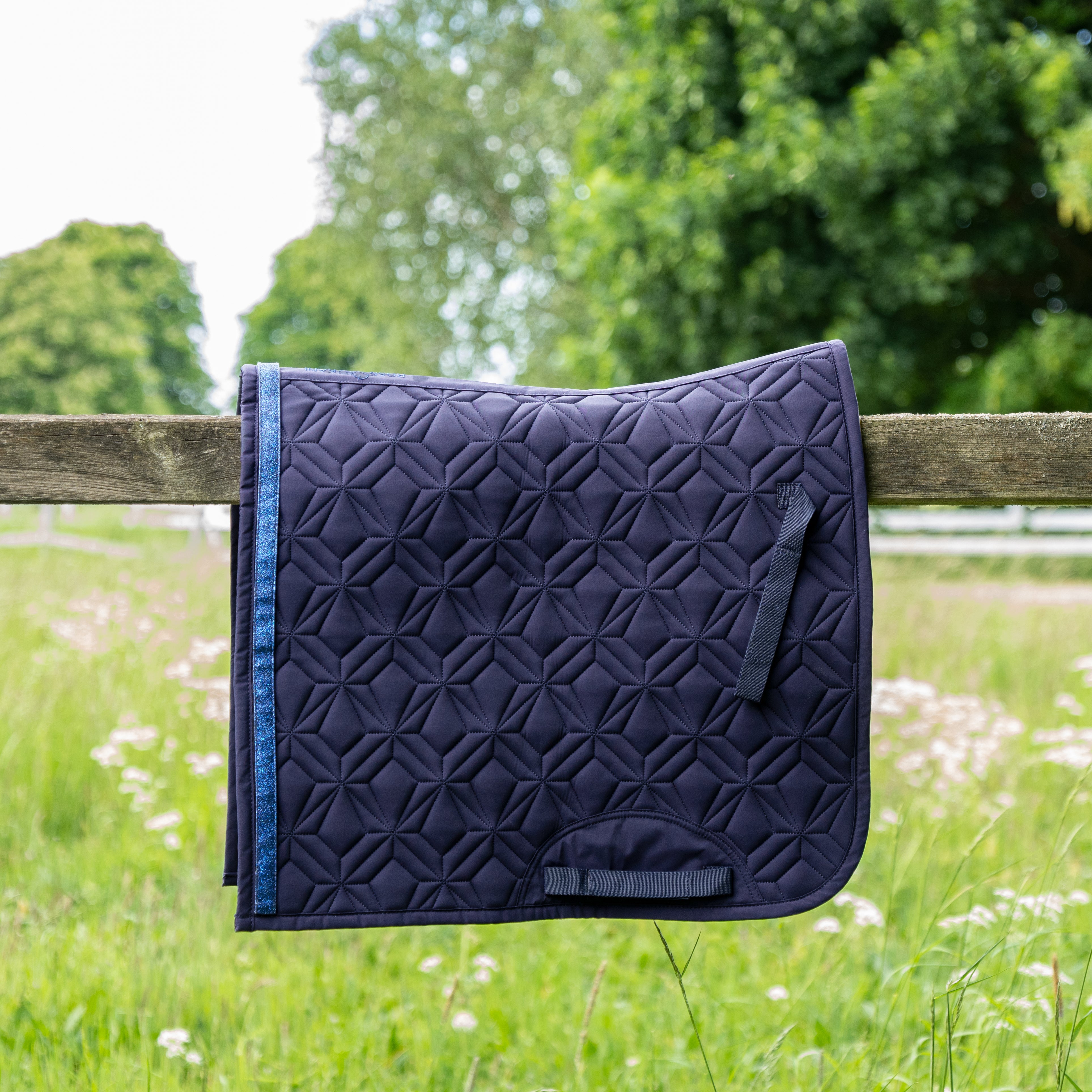 Blaue ROSS KANI Dressurschabracke in Seitenansicht – einzigartige Steppung und perfekte Passform.