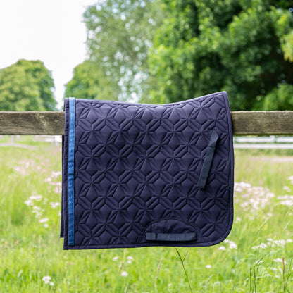 Blaue ROSS KANI Dressurschabracke in Seitenansicht – einzigartige Steppung und perfekte Passform.
