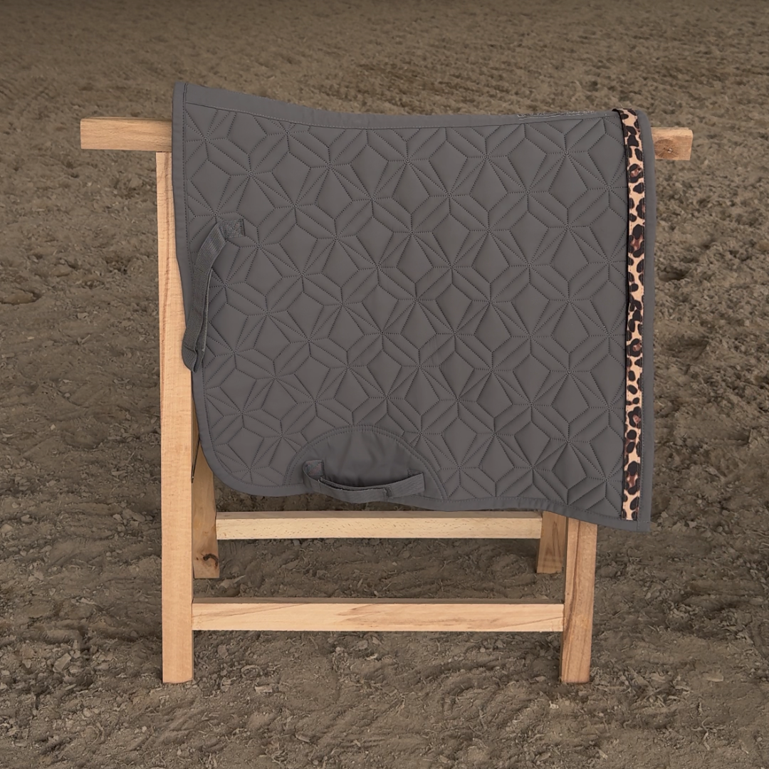 Graue ROSS KANI Dressur-Schabracke mit Diamant Steppung und austauschbarem Klettband in Leomuster beige.