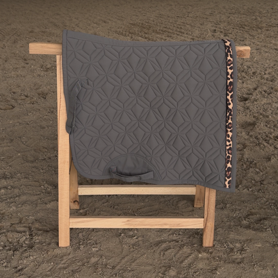 Graue ROSS KANI Dressur-Schabracke mit Diamant Steppung und austauschbarem Klettband in Leomuster beige.