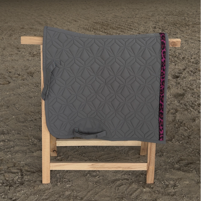 Graue ROSS KANI Dressur-Schabracke mit Diamant Steppung und austauschbarem Klettband in pinkfarbenem Leomuster