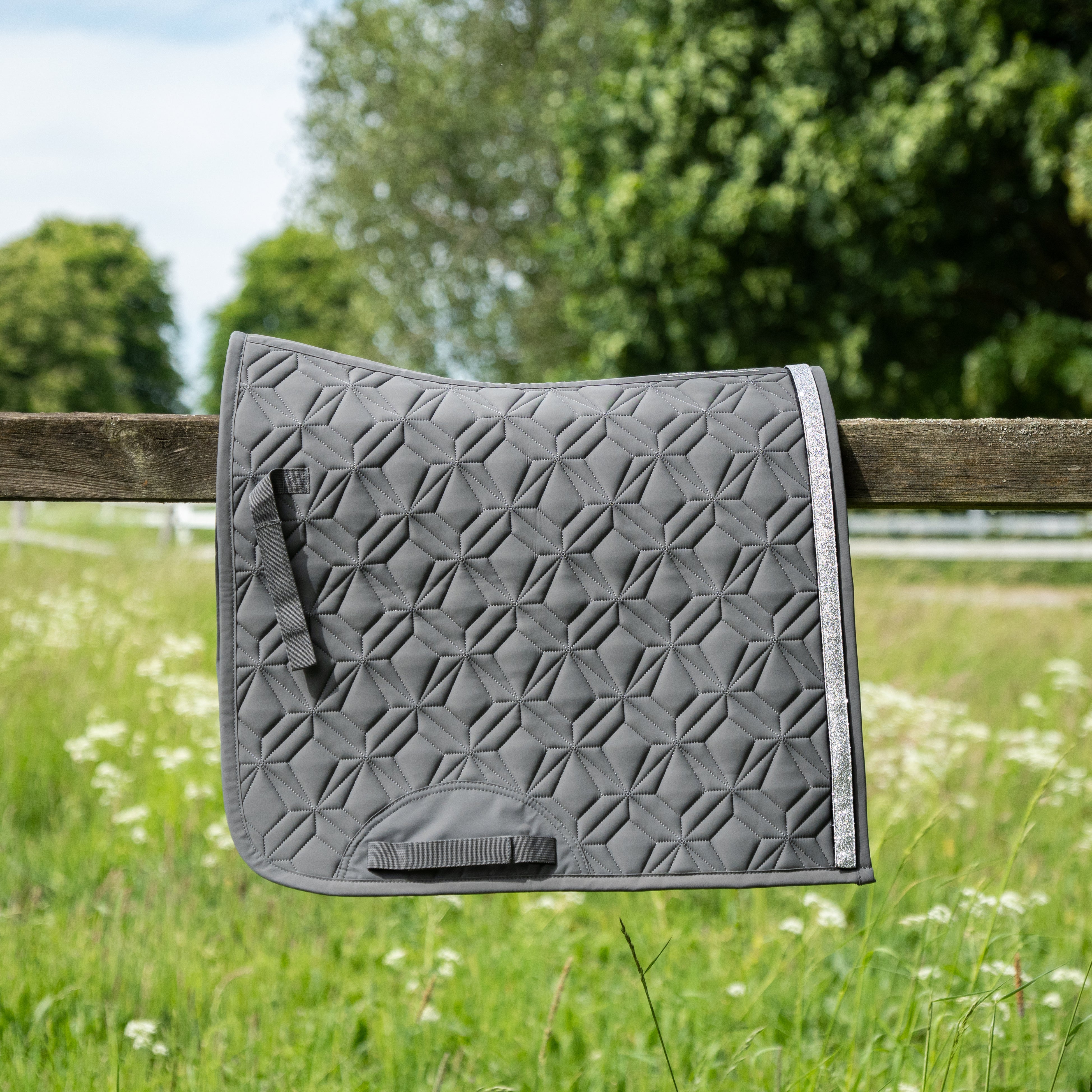 Graue ROSS KANI Dressurschabracke in Seitenansicht – einzigartige Steppung und perfekte Passform.