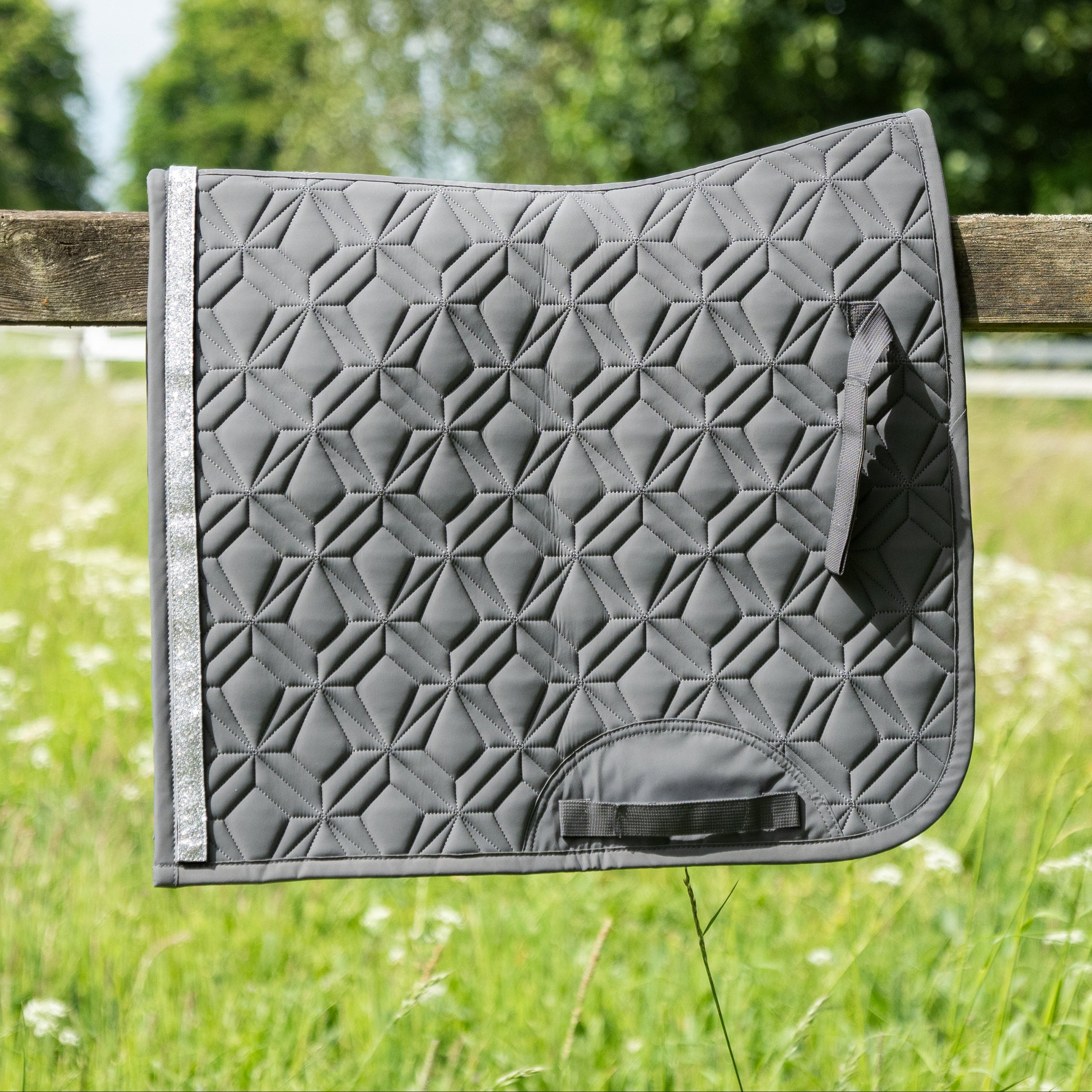 Graue ROSS KANI Dressur-Schabracke in Seitenansicht – elegante Steppung und anatomische Passform.