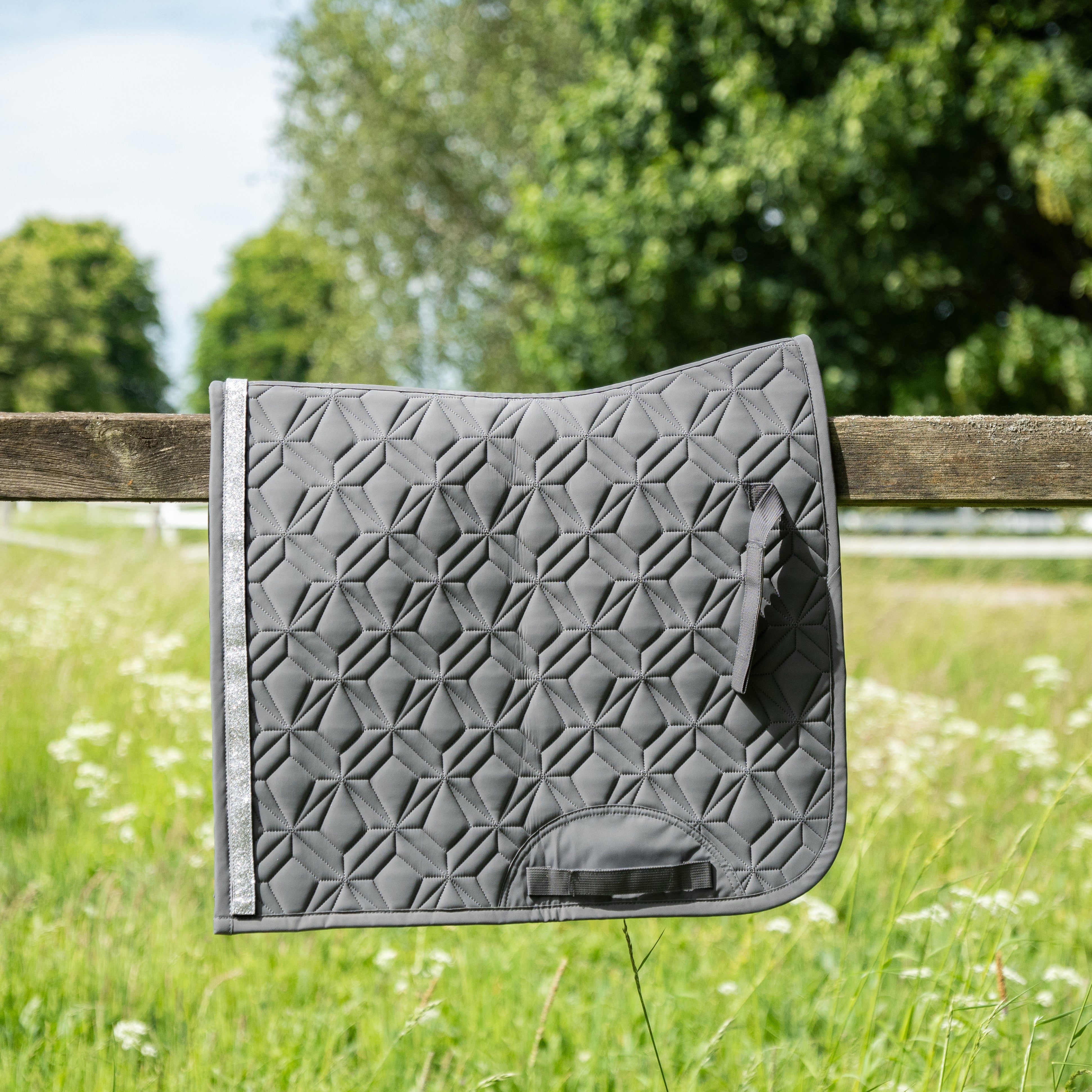 Graue ROSS KANI Dressur-Schabracke in Seitenansicht – elegante Steppung und anatomische Passform.