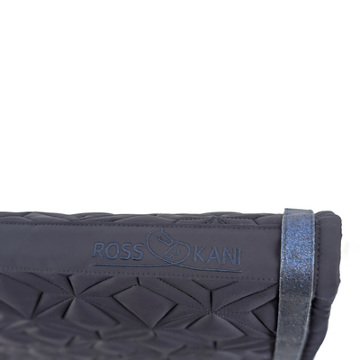 Detailaufnahme des gesteppten ROSS KANI Logos auf der blauen Schabracke – hochwertig verarbeitet.