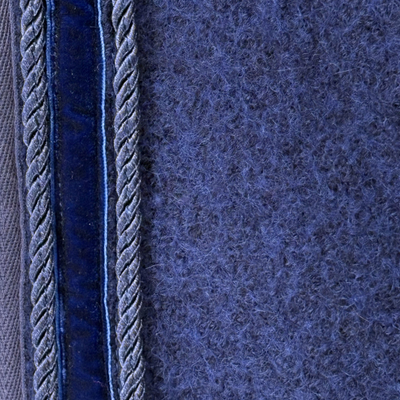Detailansicht der blauen ROSS KANI Ausreitdecke aus Wollwalk; natürliches, temperaturregulierendes Material, atmungsaktiv und wärmend für den Einsatz bei wechselnden Bedingungen.
