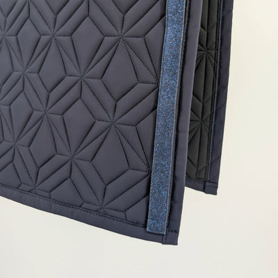 Detailansicht der Innenseite der blauen Schabracke von ROSS KANI – atmungsaktives Material und saubere Verarbeitung.