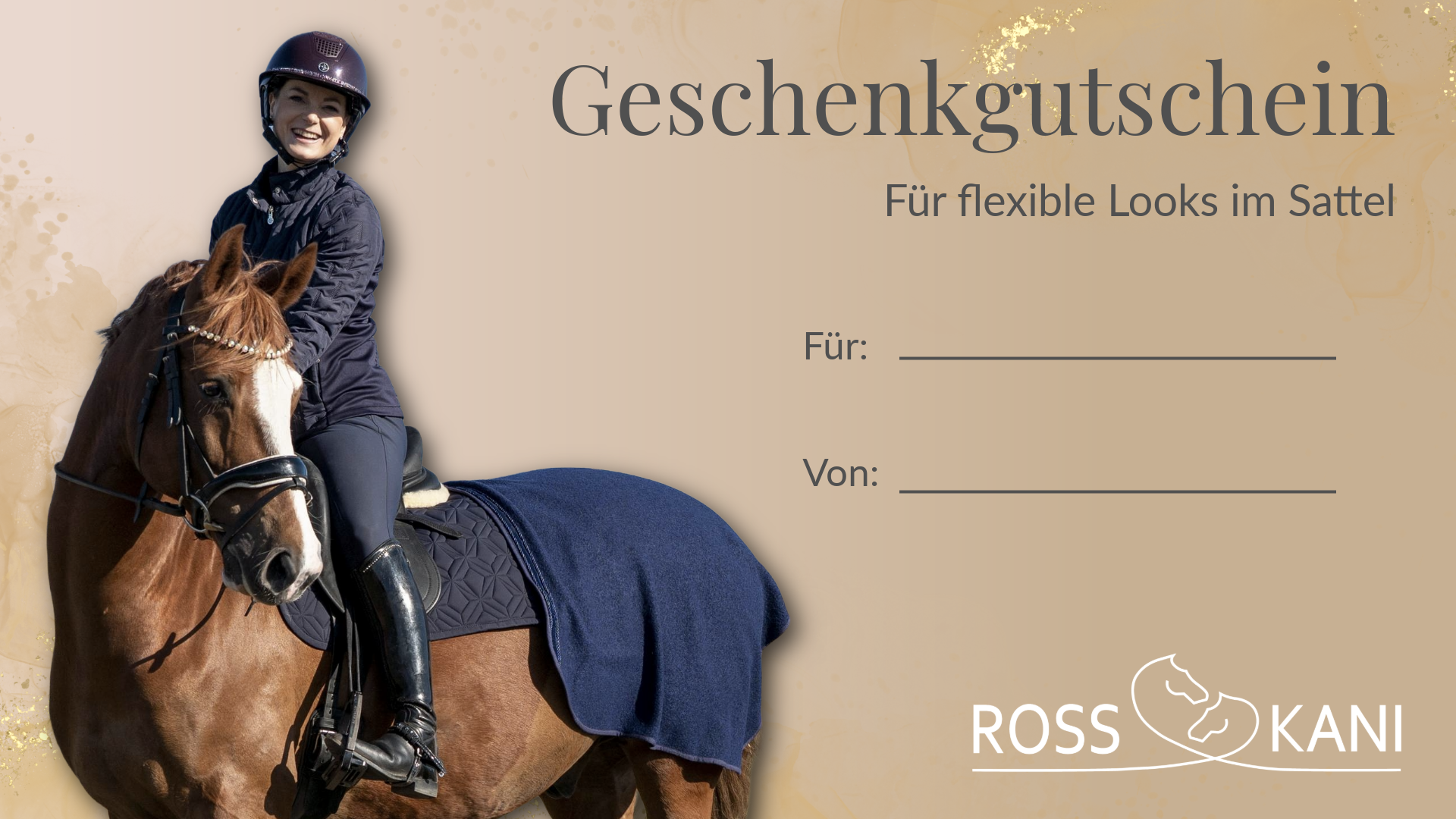 Blaue Dressurschabracke von ROSS KANI mit blauer Ausreitdecke liegt auf einem fuchsfarbenen Pferd – Reiterin sitzt auf dem Pferd.