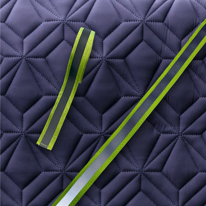 Reflektierende Klettbänder in Neonfarbe auf der blauen Schabracke für den Reitsport – hochwertiges, strapazierfähiges Klettband zur sicheren Befestigung an Schabracken von ROSS KANI, ideal für Sichtbarkeit in der dunklen Jahreszeit.