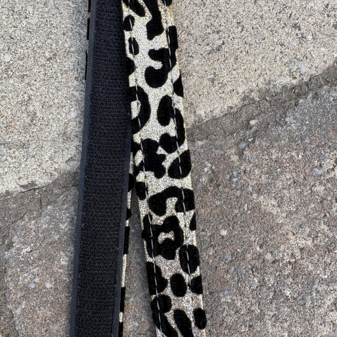 Austauschbares ROSS KANI Klettband mit goldglitzerndem Leopardenmuster und schwarzem Klettverschluss