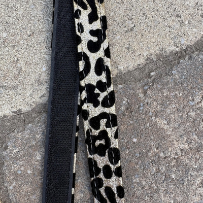 Austauschbares ROSS KANI Klettband mit goldglitzerndem Leopardenmuster und schwarzem Klettverschluss