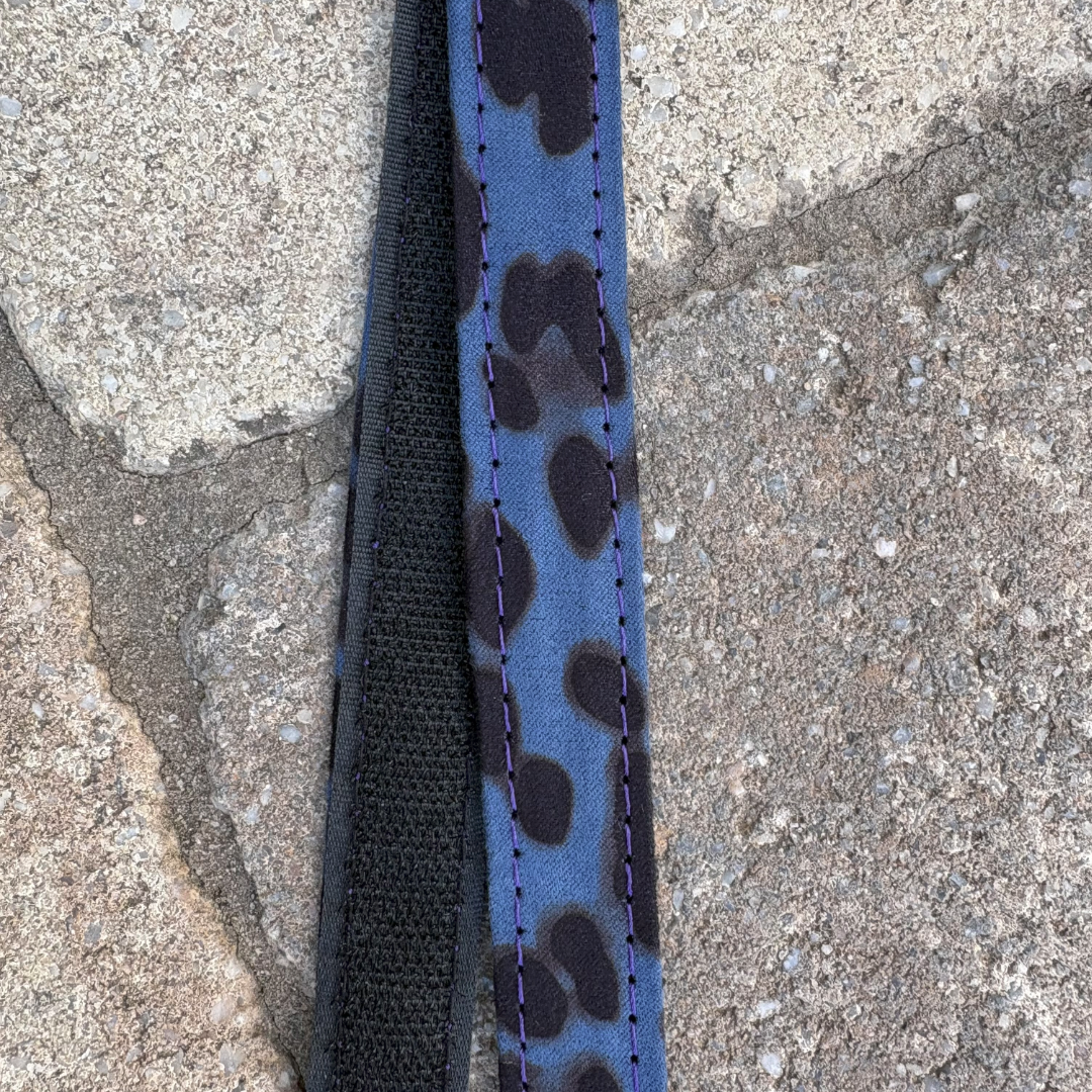 Austauschbares ROSS KANI Klettband mit blauem Leopardenmuster und schwarzem Klettverschluss