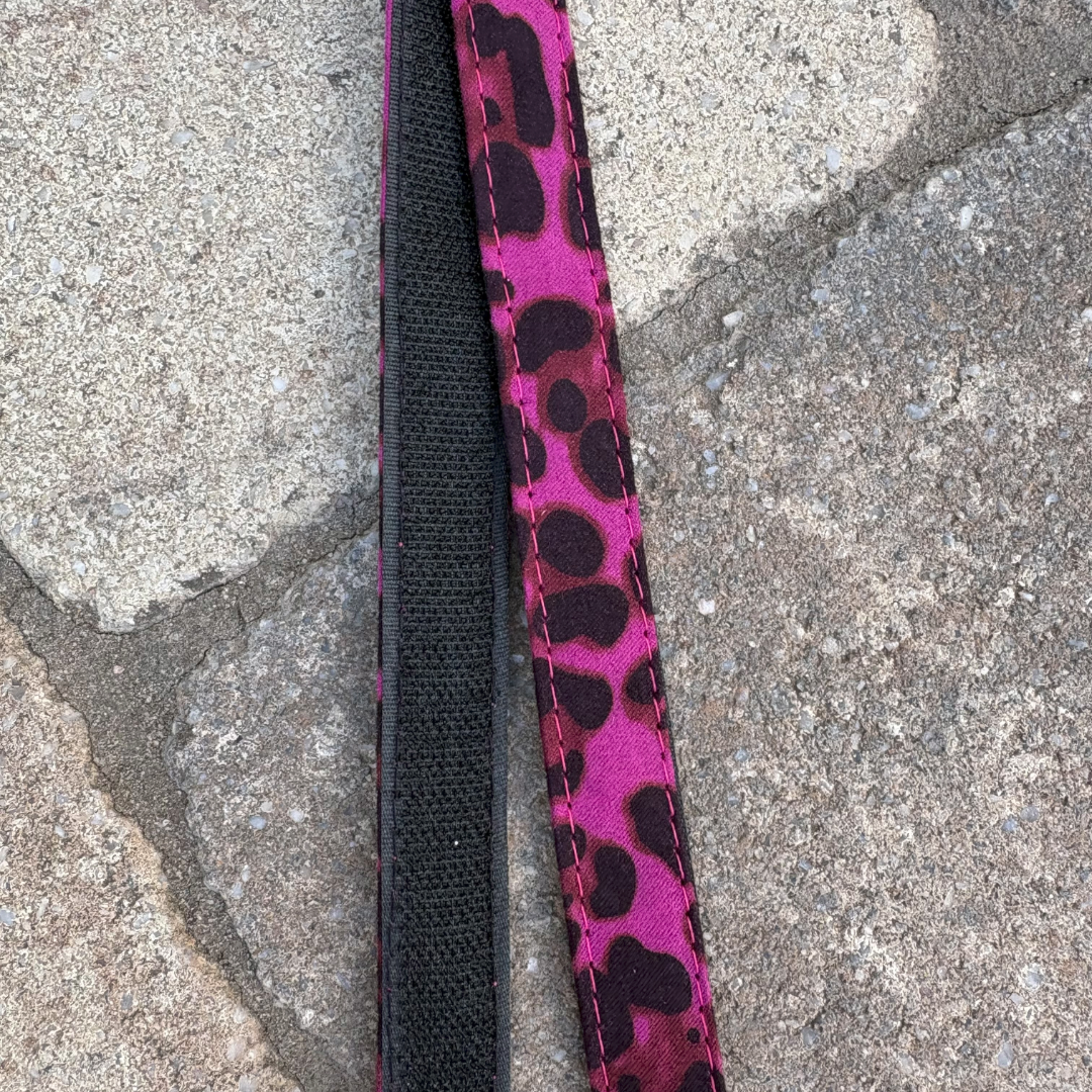 Austauschbares ROSS KANI Klettband mit pinkem Leopardenmuster und schwarzem Klettverschluss