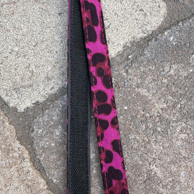 Austauschbares ROSS KANI Klettband mit pinkem Leopardenmuster und schwarzem Klettverschluss