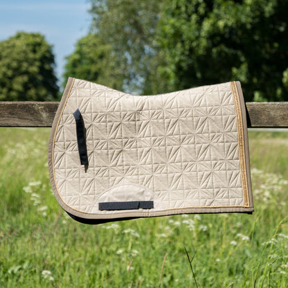 Beige ROSS KANI Springcover für die Schabracke in Seitenansicht – einzigartige Steppung und perfekte Passform.