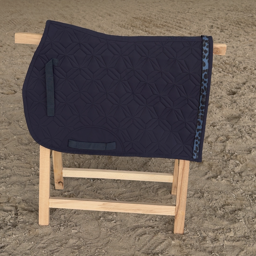 Graue ROSS KANI Spring-Schabracke mit Diamant Steppung und austauschbarem Klettband in blauem Leomuster