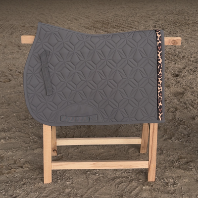 Graue ROSS KANI Spring-Schabracke mit Diamant Steppung und austauschbarem Klettband in Leomuster beige