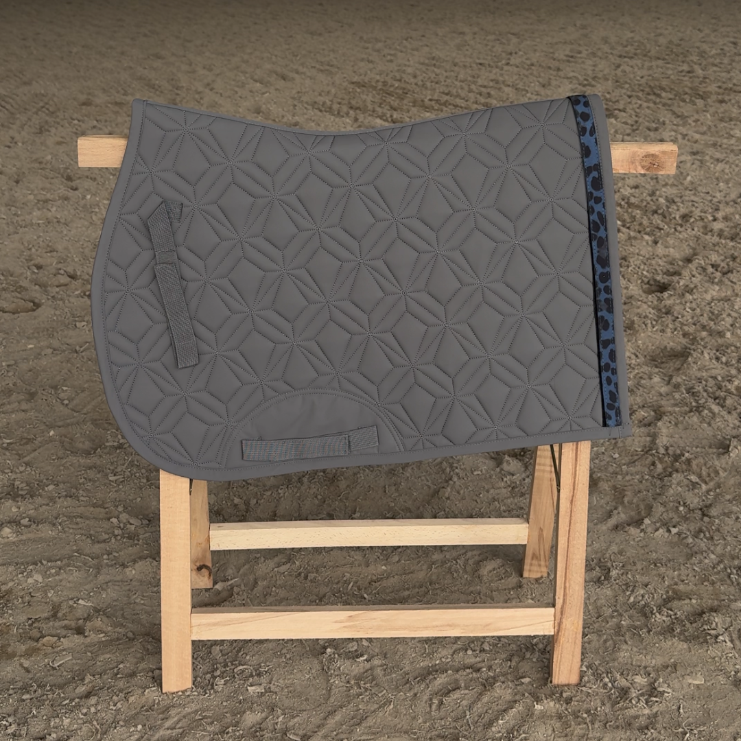 Graue ROSS KANI Spring-Schabracke mit Diamant Steppung und austauschbarem Klettband in blauem Leomuster