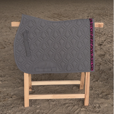 Graue ROSS KANI Spring-Schabracke mit Diamant Steppung und austauschbarem Klettband in pinkfarbenem Leomuster