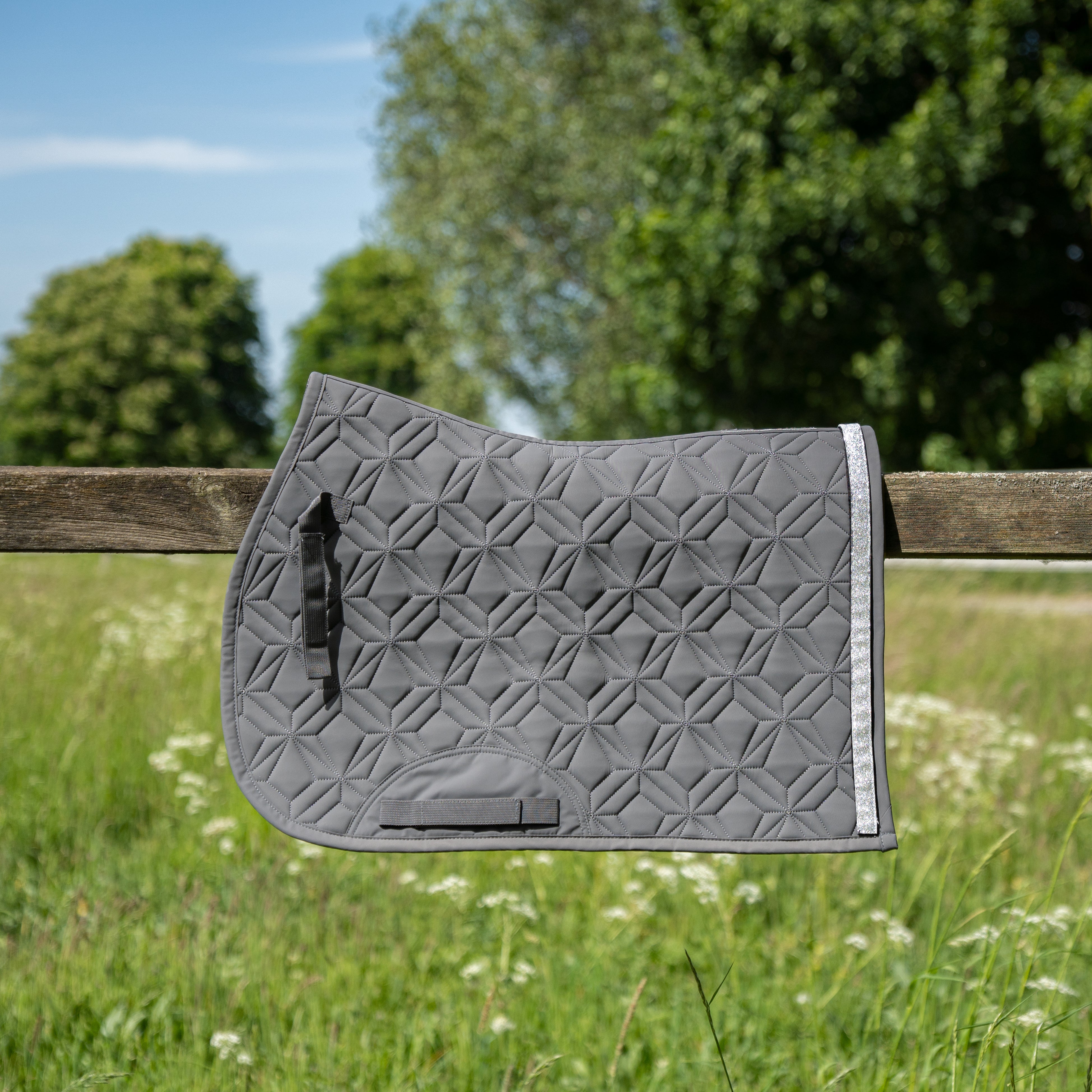 Graue ROSS KANI Springschabracke in Seitenansicht – einzigartige Steppung und perfekte Passform.