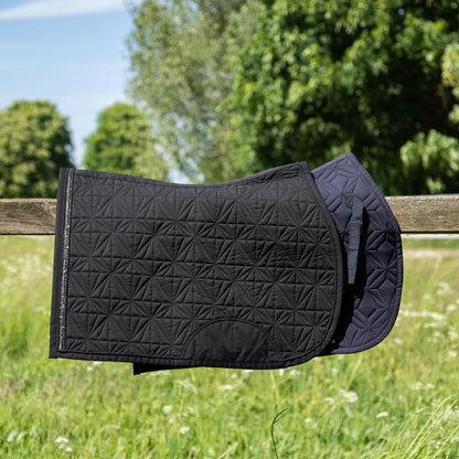 Blaue Springschabracke und Cover Springen schwarz von ROSS KANI in Seitenansicht – passendes Set für jeden Ritt.
