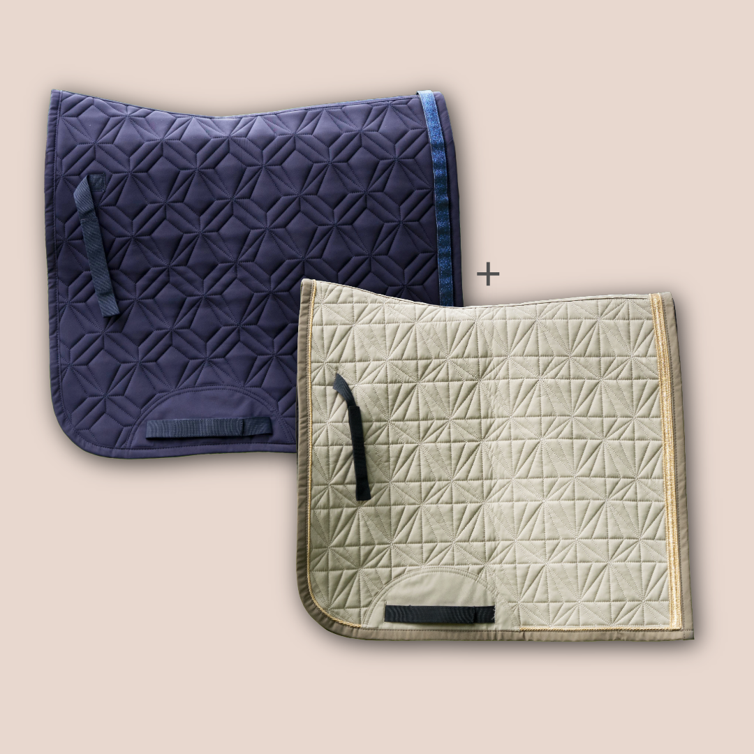 Blaue Dressurschabracke und beiges Dressur-Cover von ROSS KANI vor roséfarbenem Hintergrund mit Diamant- und Rautensteppung.
