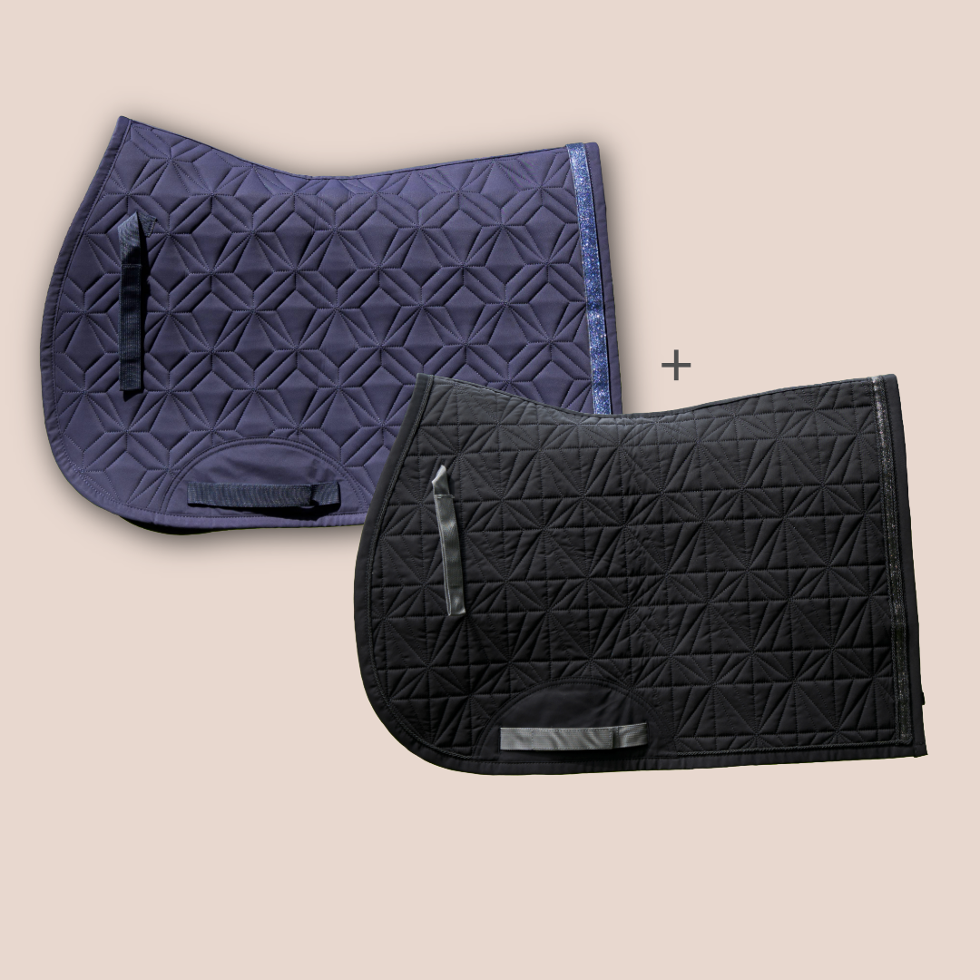 Blaue Springschabracke und schwarzes Spring-Cover von ROSS KANI vor roséfarbenem Hintergrund mit Diamant- und Rautensteppung.