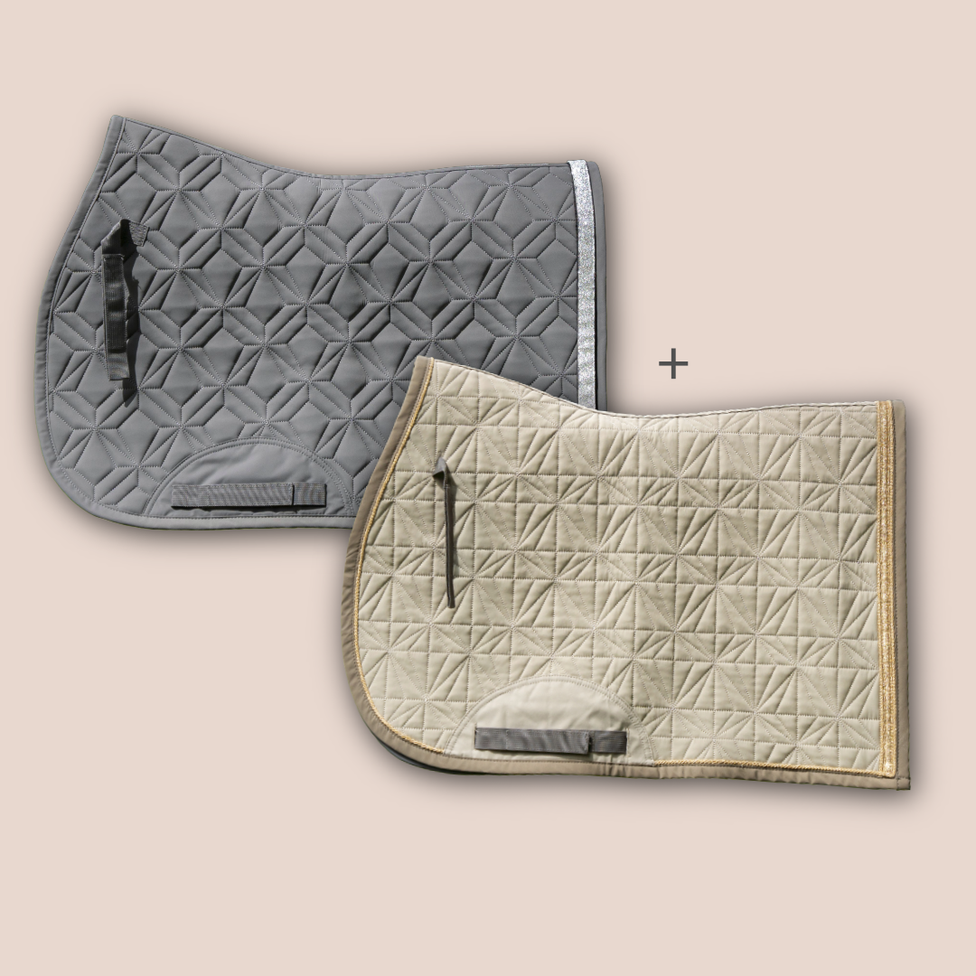 Graue Springschabracke und beiges Spring-Cover von ROSS KANI vor roséfarbenem Hintergrund mit Diamant- und Rautensteppung.