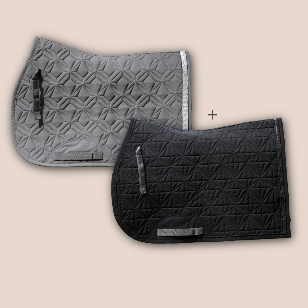 Graue Springschabracke und schwarzes Spring-Cover von ROSS KANI vor roséfarbenem Hintergrund mit Diamant- und Rautensteppung.