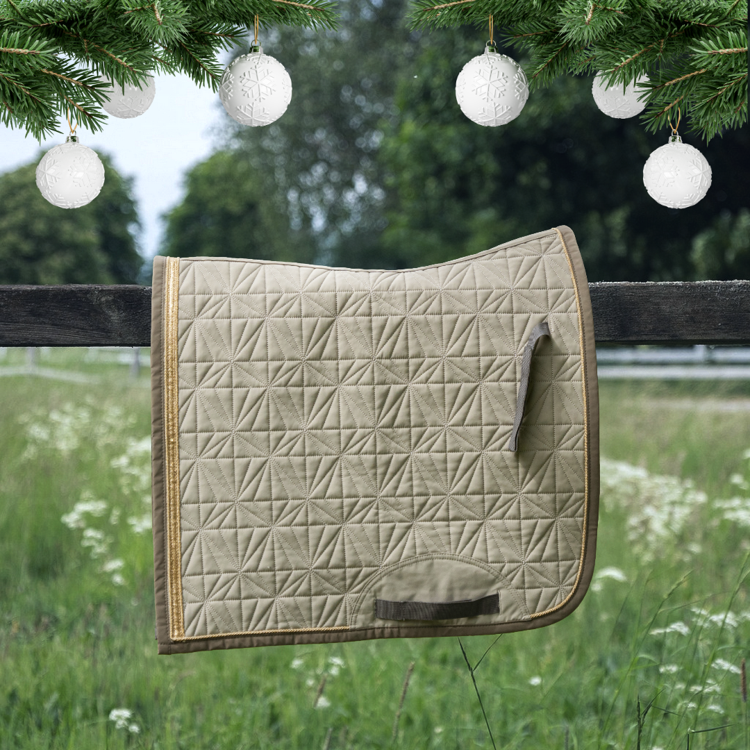 Beiges Dressur Schabracken-Cover von ROSS KANI in Seitenansicht – elegante Steppung und anatomische Passform.