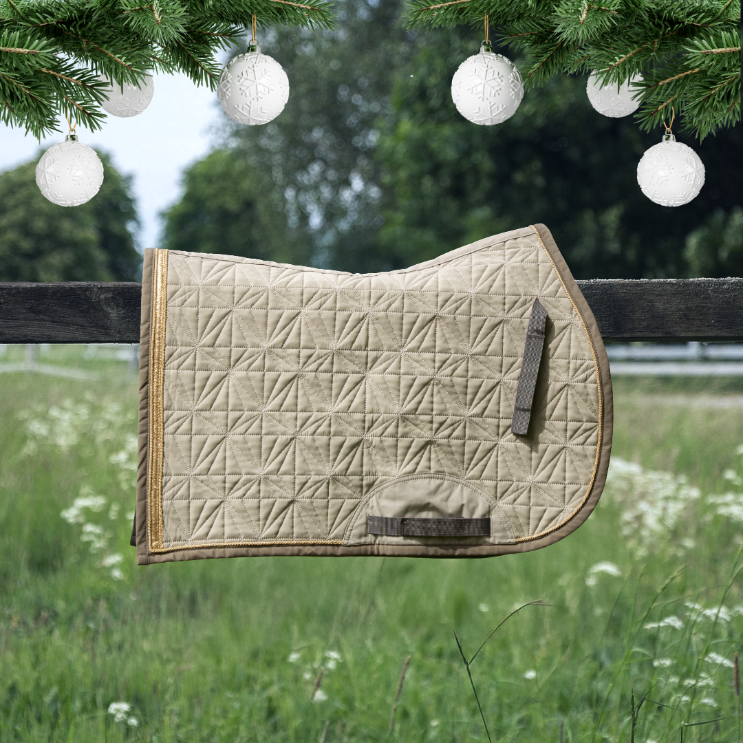 Beige Springschabracken-Cover von ROSS KANI in Seitenansicht – elegante Steppung und anatomische Passform.