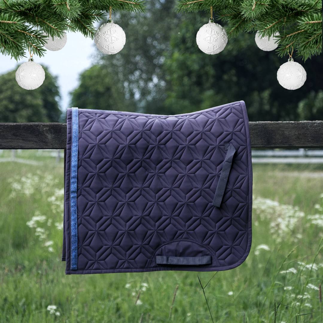 Blaue ROSS KANI Dressur-Schabracke in Seitenansicht – elegante Steppung und anatomische Passform.