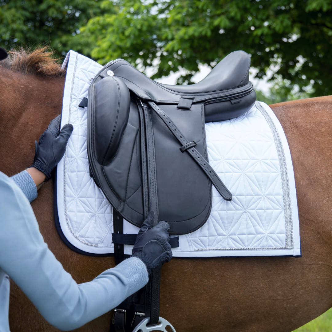 Weißes Cover von ROSS KANI für die Dressurschabracke unter dem Sattel – glänzender Look auf jedem Turnier.